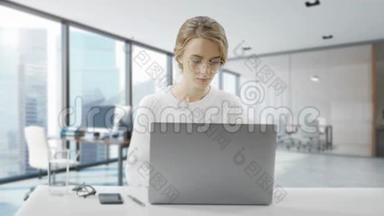 女人<strong>坐在</strong>办公桌<strong>前</strong>用笔记本<strong>电脑</strong>。 年轻的欧洲女商人正<strong>坐在</strong>办公室里工作